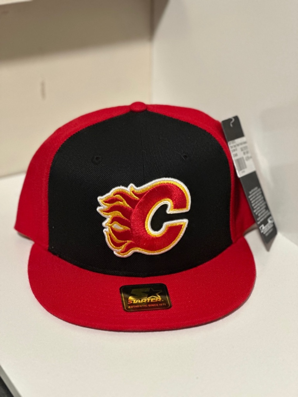 STARTER Red and Black Calgary Flames Snapback Cap